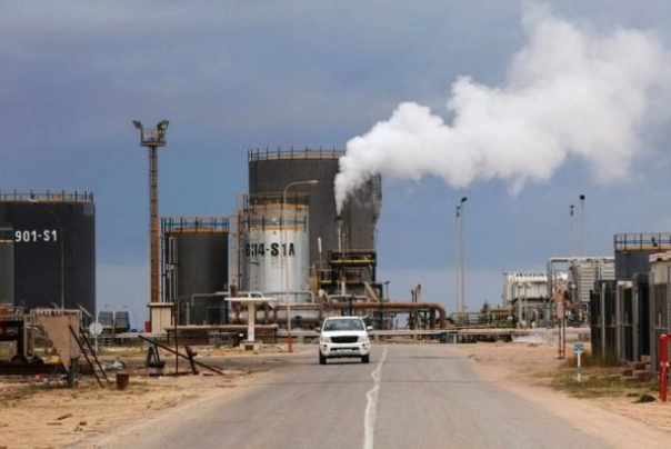 ليبيا.. قوات حفتر تغلق موانئ تصدير النفط وتحدد حركة الناقلات