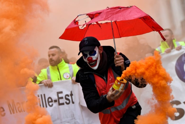 حراك السترات الصفراء يتواصل في باريس.. والشرطة تقمع المتظاهرين
