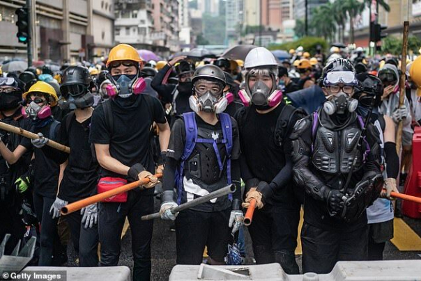 درگیری معترضان هنگ کنگی با ماموران پلیس