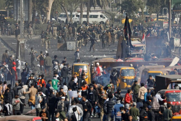 تجدد الصدامات بين المحتجين والقوات الأمنية في بغداد