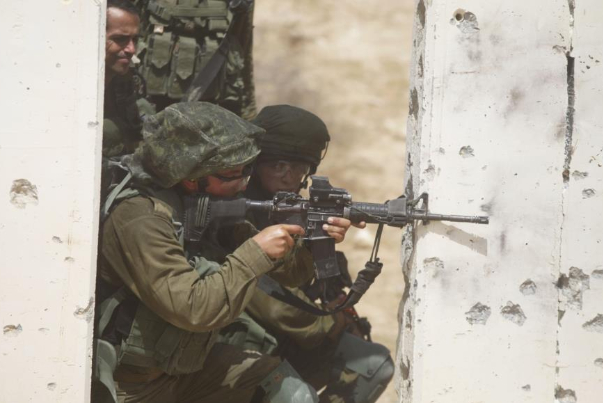 استشهاد ثلاثة فلسطينيين برصاص الاحتلال حاولوا عبور الحدود من غزة
