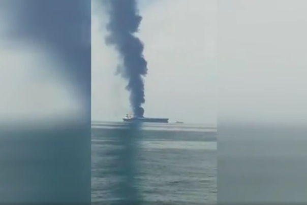 احتراق ناقلة نفط قبالة الشارقة في الإمارات (فيديو)