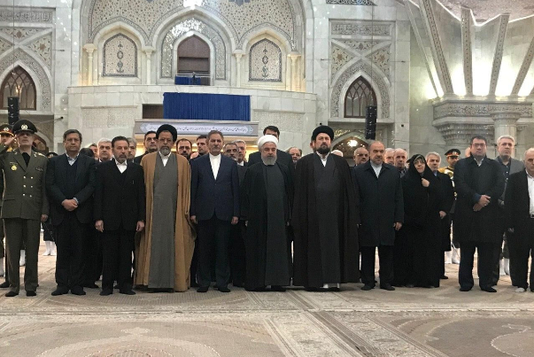 روحاني وأعضاء الحكومة يجددون العهد مع مبادئ الامام الخميني (ره)