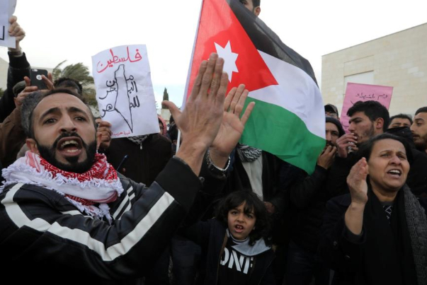عشيرة أردنية تتبرّأ من ابنها لاستضافته سفير الاحتلال لدى عمّان