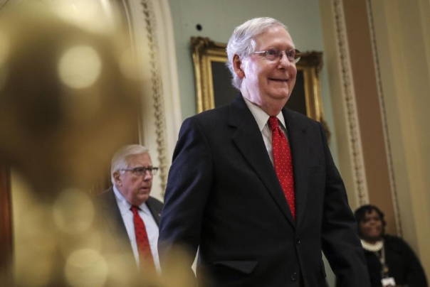 ناشطون أمريكيون يتوعدون الجمهوريين "لتسترهم" في التحقيق لعزل ترامب