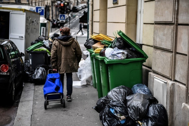 إضراب عمال النظافة يتسبب بأزمة قمامة في باريس