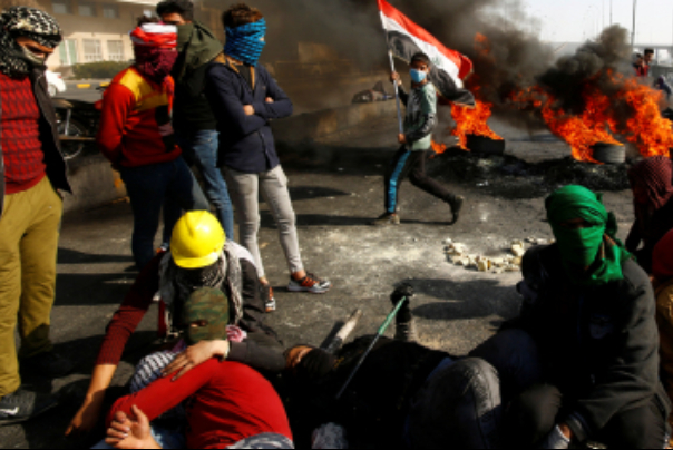 متظاهرون بينهم مسلحون يحتشدون لاقتحام ساحة الصدرين بالنجف