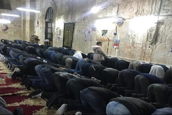بالصلاة في المسجد الاقصى.. آلاف الفلسطينيين يلبون نداء “الفجر العظيم”