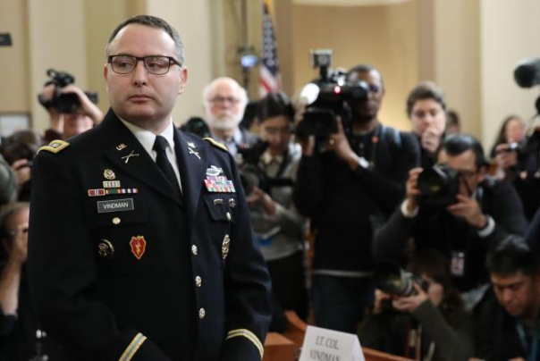 ترامب يبدأ الانتقام ممن شهدوا ضده.. ويقيل سفيرا وضابطا