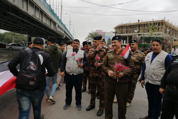 تظاهرات مجدد دانشجویان عراقی/ استقبال نیروهای امنیتی از دانشجویان معترض در کربلا با گُل