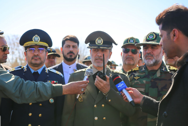 الدفاع الايرانية تضم عشرات المروحيات الى اسطولها الجوي