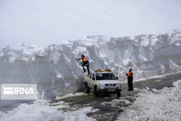 ارتفاع برف در محور مهاباد - بوکان به بیش از 6 متر رسید