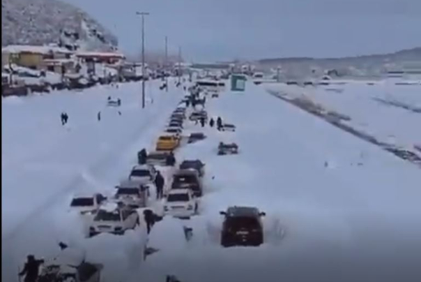 مسافران گرفتار شده در برف سنگین گیلان