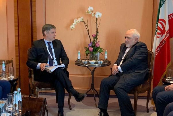 ظريف يبحث مع نظيره الأوكراني مستجدات سقوط الطائرة الأوكرانية