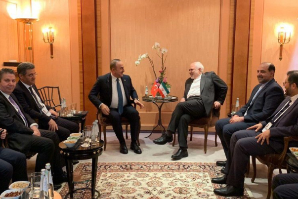 ظريف واوغلو يبحثان العلاقات الثنائية وتطورات سوريا