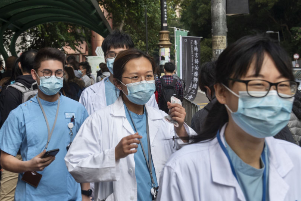 كورونا في قبضة الصين.. الكشف عن علاج جديد للفيروس والصحة العالمية تُشيد