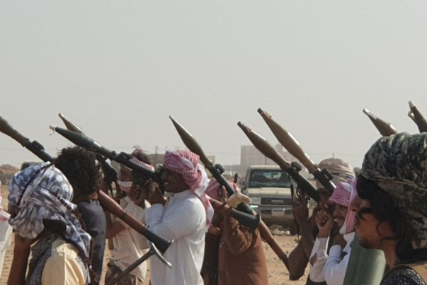 انفجار الوضع عسكريا بين قبليين وقوات العدوان السعودي شرق اليمن