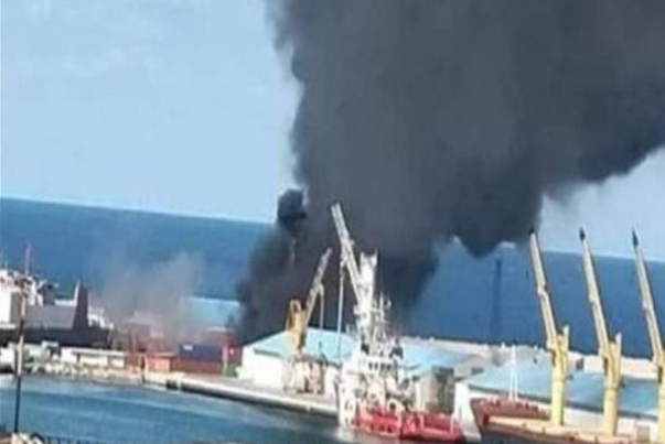 الجيش الليبي يستهدف سفينة تركية محملة بالسلاح في ميناء طرابلس