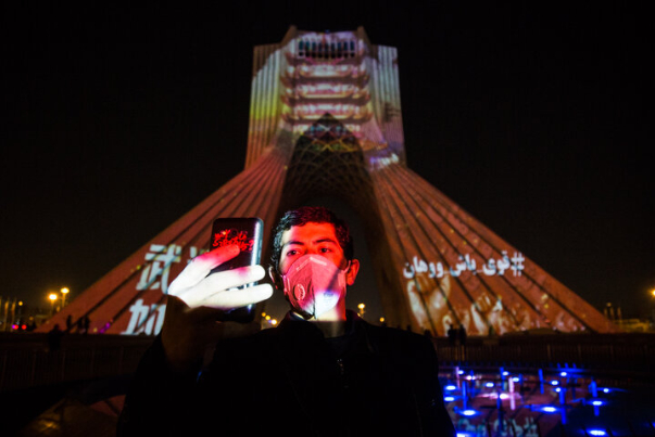 ايران تواسي الشعب الصيني بعرض صور ضوئية على برج "آزادي"