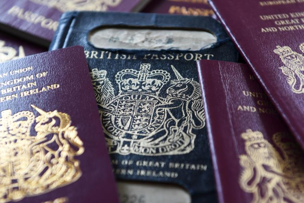 متخليّة عن جوازات الاتحاد الأوروبي.. جوازات السفر البريطانية تستعيد لونها الأزرق