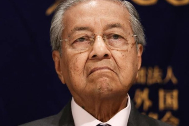 رئيس وزراء ماليزيا يقدّم استقالته.. والسبب؟