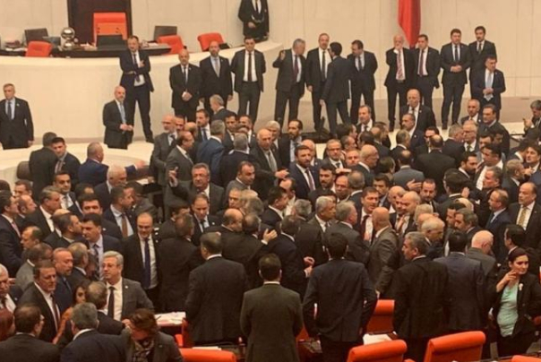 شاهد بالفيديو.. عراك بالأيدي بين أعضاء برلمان تركيا بسبب سياسات اردوغان