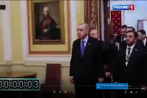 شاهد.. اردوغان انتظر بوتين أكثر من دقيقتين أمام غرفة الاجتماعات