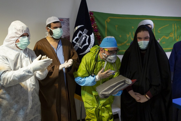 موقف بطولي.. طبيب إيراني يعالج مرضى كورونا مع ابنته (صور)