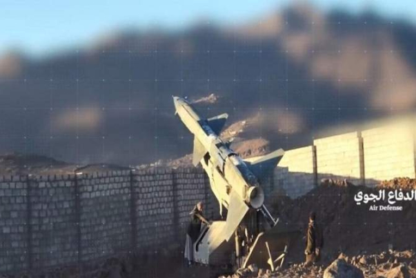 الدفاعات اليمنية تتصدى لطائرات معادية في سماء صرواح بمأرب