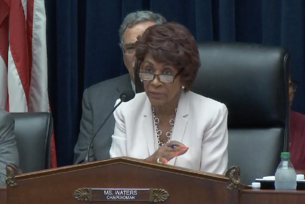 بسبب كورونا.. عضو بالكونغرس تهاجم ترامب وتصفه بالأحمق والفاشل