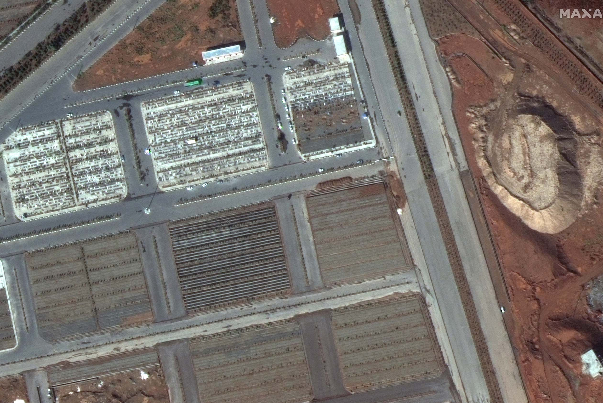 بطريقة مثيرة للرعب.. شاهد كيف يدفن ضحايا "كورونا" في نيويورك (فيديو)