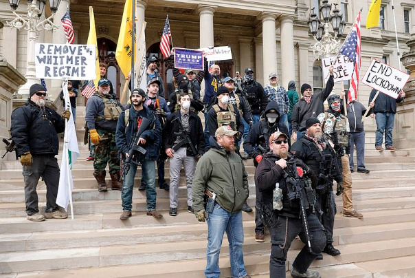 جماعات ترامب المسلحة تتظاهر في ولاية أمريكية ضد الحجر المنزلي