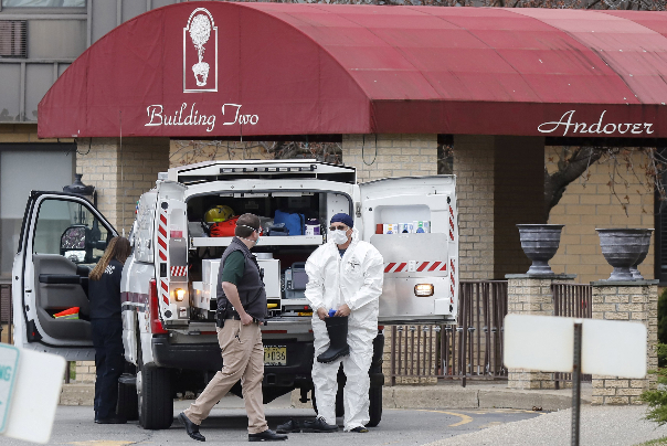 العثور على جثث مكدسة بدار مسنين بأمريكا إثر كورونا