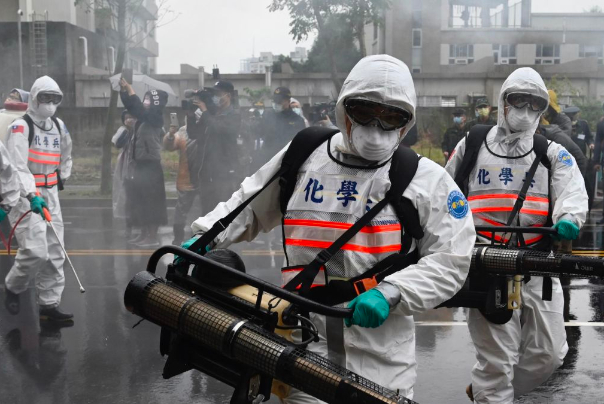 كورونا.. ترامب يعتقد أن بلاده نجت من الفيروس و"الصحة العالمية" تحذّر