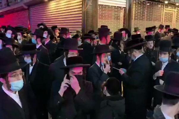 عمدة نيويورك يهدّد الجالية اليهودية بالاعتقال لخرقها إجراءات الحجر