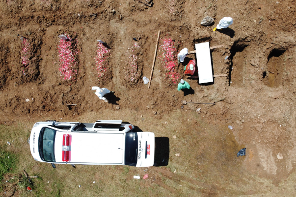 هل تنتقل عدوى كوفيد-19 من جثث الموتى؟ الصحّة العالمية تُجيب