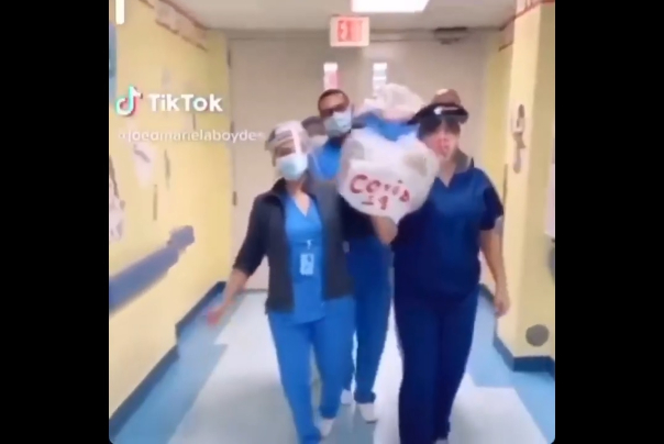 بالفيديو.. طاقم تمريض أمريكي يرقص بجثة كتب عليها "كوفيد 19"