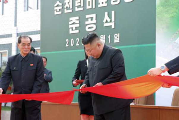 "علامة غامضة" على يد زعيم كوريا الشمالية بعد عودته (صورة)