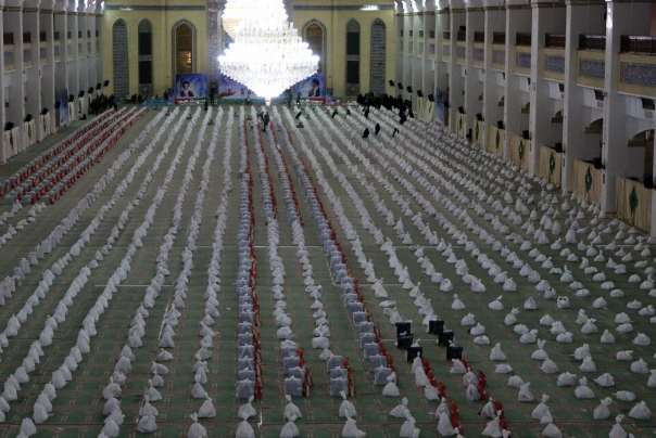 توزيع ملايين الرزم المعيشية في ايران على الاسر المتضررة إثر كورونا