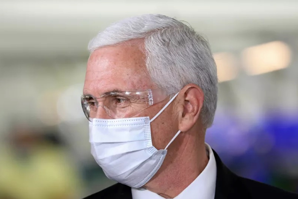 نائب ترامب يخضع للعزل بعد إصابة أحد مساعديه بكورونا