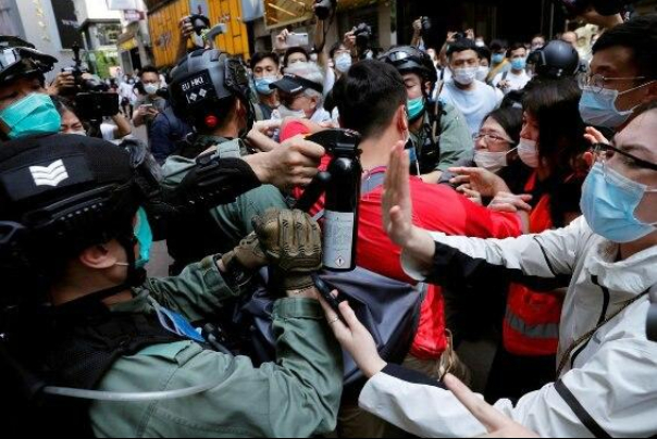 استقرار پلیس ضد شورش در سراسر هنگ‌کنگ/ دعوای آمریکا و چین بالا گرفت