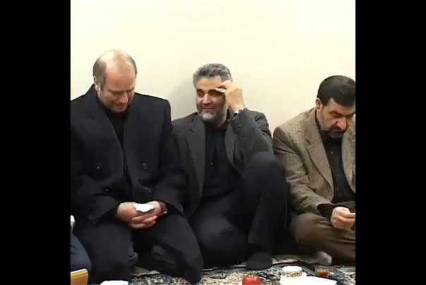 فيديو منذ عام 2005.. الشهيد سليماني ورئيس برلمان إيران الجديد يبكيان على أحد الشهداء