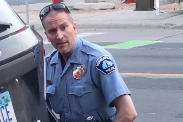 سبب صادم وراء قيام الشرطة الأمريكية بقتل المواطن الأسود الذي فجّر الاحتجاجات