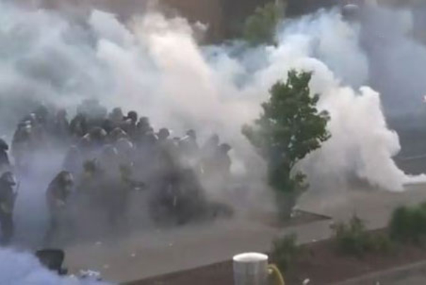 الشرطة الأمريكية تطلق الرصاص المطاطي لتفريق محتجين في مينيابوليس