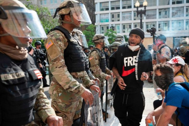 أمريكا.. الشرطة تصرّ على عنفها وخلاف حول نشر الجيش ضد المحتجين