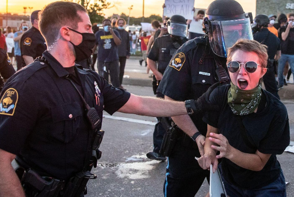 شاهد.. اعتداءات جديدة للشرطة الأمريكية تستفز المتظاهرين