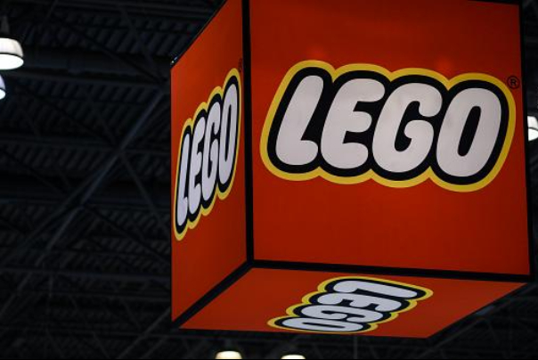 بعد مقتل فلويد.. شركة دنماركية تتبرع بأربعة ملايين دولار لمكافحة العنصرية