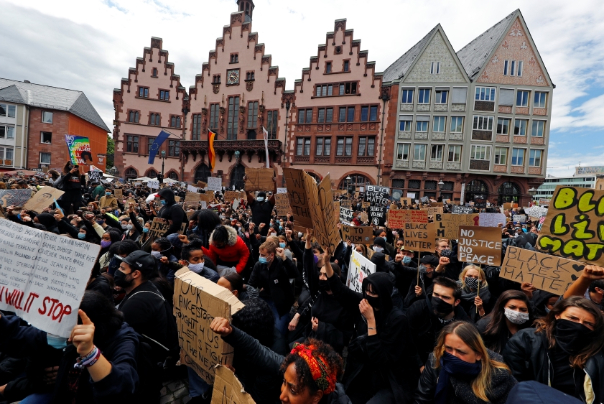 احتجاجات عالمية رفضاً لعنصرية الشرطة الامريكية