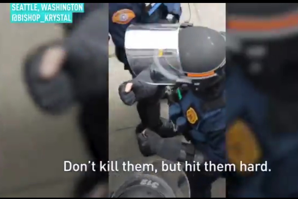 بالفيديو.. ضابط شرطة أمريكي يأمر عناصره بضرب المحتجين بقوّة
