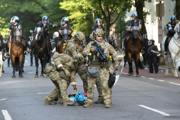 ناشط أمريكي: العنف العنصري من قبل الشرطة الأمريكية نُفّذ بأوامر من الحكومة